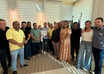 Prefeito Eduardo Siqueira recebe carta-manifesto contra impeachment assinada por 21 dos 23 vereadores; até Amastha é signatário