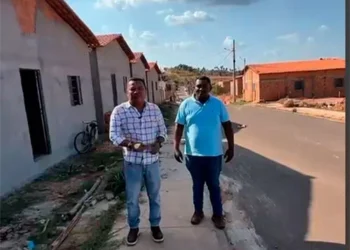 Auri-Wulange afirma que a construção das 150 unidades habitacionais em Axixá do Tocantins é custeada com recurso próprio