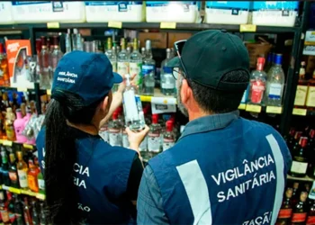 Comércio de bebidas alcoólicas em Araguaína passa por fiscalização da Vigilância Sanitária e Procon contra intoxicação por metanol
