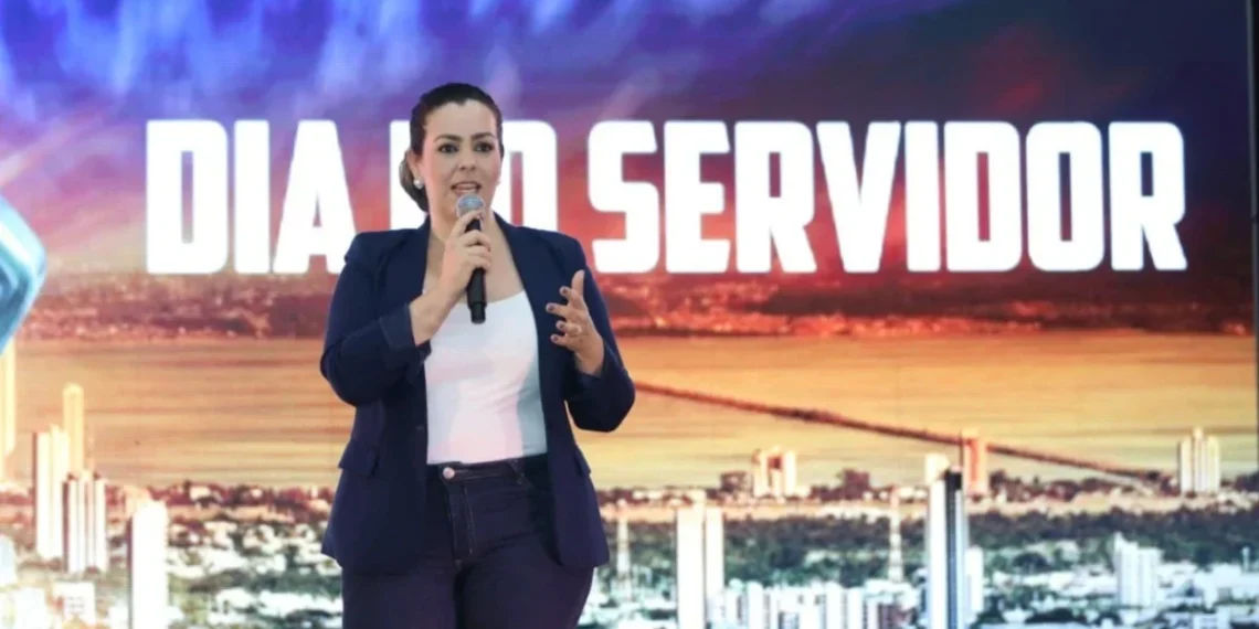 Ao parabenizar funcionalismo, Cinthia Ribeiro volta a alfinetar prefeito Eduardo: “Servidor de Palmas não tem o que comemorar como na minha gestão”