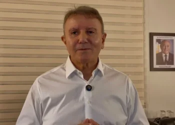 Paço anuncia progressões, convocação do cadastro reserva da Educação e implantação do Piso do Magistério; Eduardo evita confronto com Cinthia