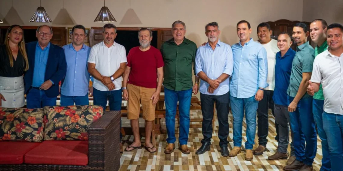 No Bico, Laurez visita prefeitos, entre eles, Antônio do Bar, irmão de Amélio Cayres