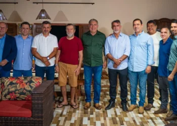 No Bico, Laurez visita prefeitos, entre eles, Antônio do Bar, irmão de Amélio Cayres