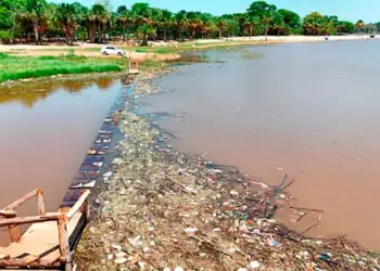 Após fortes chuvas, Prainha do Lago Azul recebe grande quantidade de lixo e Prefeitura de Araguaína orienta população que evite banhar no local
