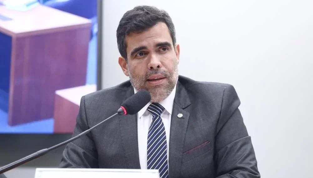 Tentativa de taxar energia solar cai na Câmara após mobilização de Ayres