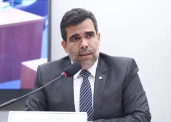Tentativa de taxar energia solar cai na Câmara após mobilização de Ayres
