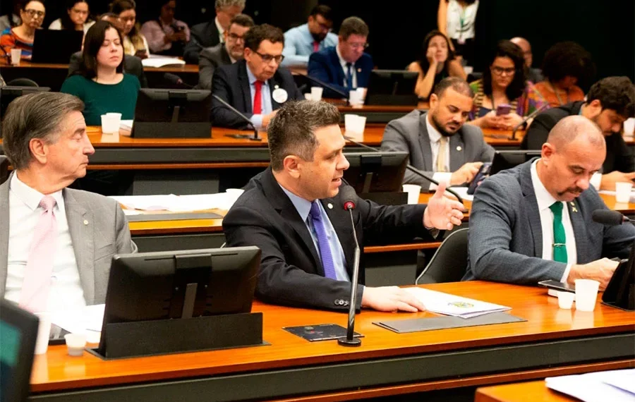 Projeto de Tiago Dimas prevê triturar garrafas para combater falsificação de bebidas