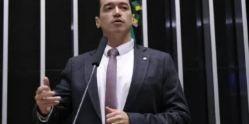 Ganha corpo nos bastidores movimento de Alexandre Guimarães para construir uma 3ª via competitiva para 2026