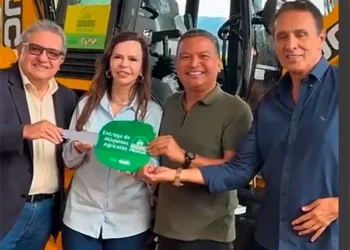 Auri-Wulange anuncia entrega de trator para Axixá do Tocantins: “Nossa bancada federal de longe é a mais atuante”