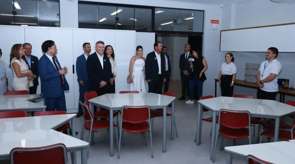 Prefeito Eduardo destaca papel da Escola Sesi de Referência e defende parceria para avanço da indústria; unidade leva o nome de Siqueira