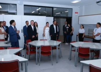 Prefeito Eduardo destaca papel da Escola Sesi de Referência e defende parceria para avanço da indústria; unidade leva o nome de Siqueira