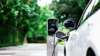 Laurez sanciona lei que garante isenção de IPVA a carros elétricos e híbridos adquiridos no TO a partir de 2025