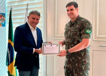 Prefeito Eduardo Siqueira Campos é homenageado pelo Exército e pela Marinha em reconhecimento ao apoio institucional