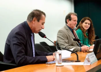 Gaguim defende e vota a favor da PEC que amplia acúmulo de cargos para professores.