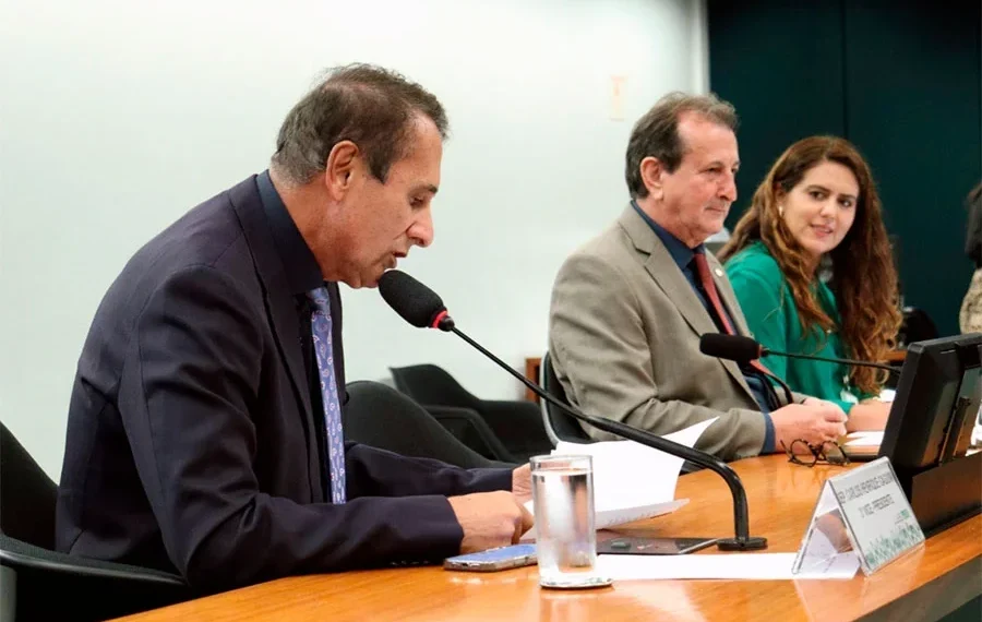 Gaguim defende e vota a favor da PEC que amplia acúmulo de cargos para professores.