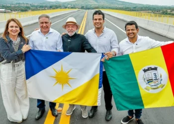 Na inauguração da Ponte de Xambioá, governador Laurez e senador Irajá fazem o ‘L’ com o presidente Lula