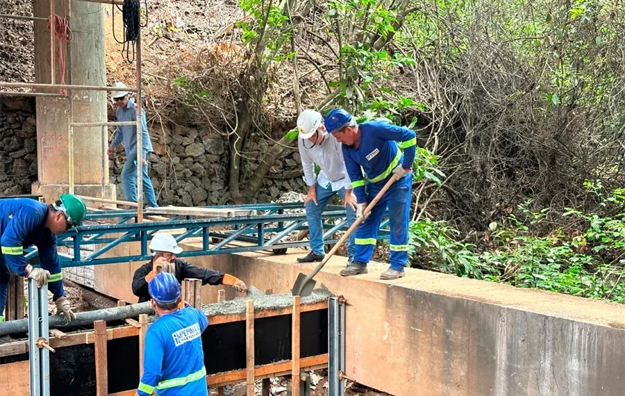 Prefeito Eduardo Siqueira Campos visita obras de recuperação de pontes na Avenida NS-02 sobre o Córrego Brejo Comprido