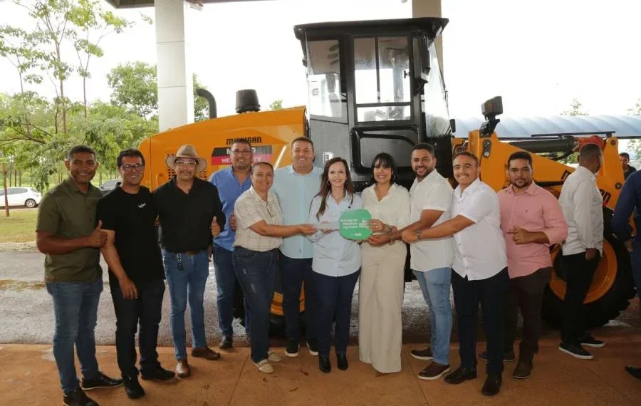 Senadora Professora Dorinha entrega maquinários e assina contratos de pavimentação no valor de mais de R$ 23 milhões para cidades do TO
