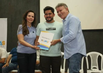 No Bertaville, senadora Professora Dorinha participa da entrega de títulos de propriedade e anúncio de construção da ponte