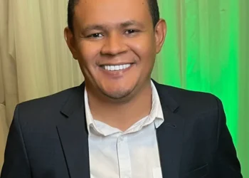 Prefeito Thiago Lagoense reclama da exoneração de servidor da Apae, questiona critério de excedente da Seduc e diz que município cede 6 funcionários à unidade