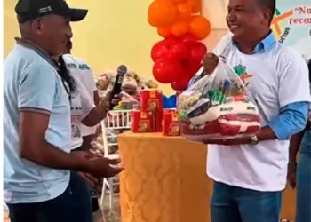 Auri-Wulange entrega cesta básica, panetone e frango para 250 alunos da EJA de Axixá Tocantins