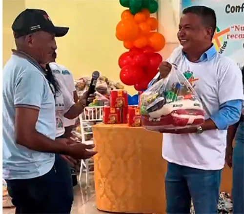 Auri-Wulange entrega cesta básica, panetone e frango para 250 alunos da EJA de Axixá Tocantins