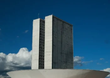 Câmara cancela passaporte diplomático de Eduardo Bolsonaro e Ramagem