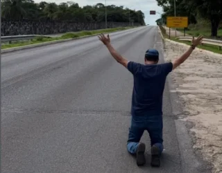 Nas redes, Wanderlei agradece a volta ao governo estadual de joelhos nas Serras Gerais: “Obrigado, meu Deus”