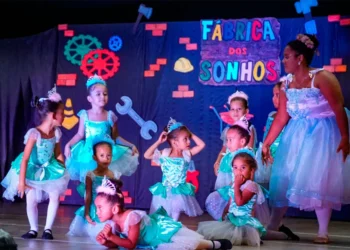Com o tema “Fábrica dos Sonhos”, 130 alunos da Praça CEU realizam espetáculo especial de fim de ano em Araguaína