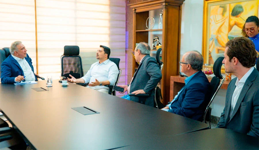 Com objetivo de acelerar a industrialização no Tocantins, governo recebe sócio-administrador da Frigotins Indústria, empresa responsável por frigoríficos no Estado