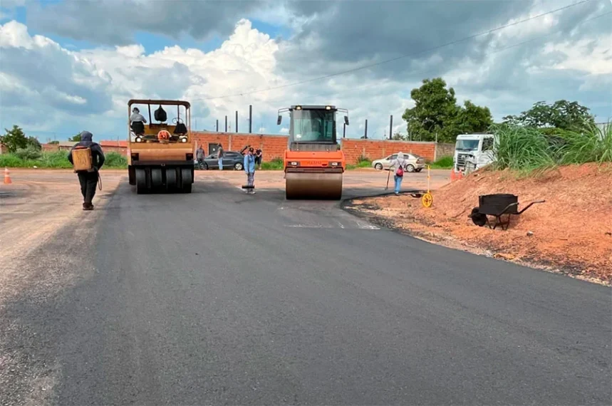Com previsão de 175 mil metros quadrados de pavimentação, mais três ruas do Distrito Industrial de Taquaralto recebem CBUQ