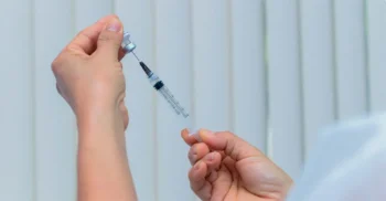 Com mais de 1,3 mil doses enviada pelo Ministério da Saúde, Semus inicia vacinação contra o VSR, vírus que causa bronquiolite em bebês  