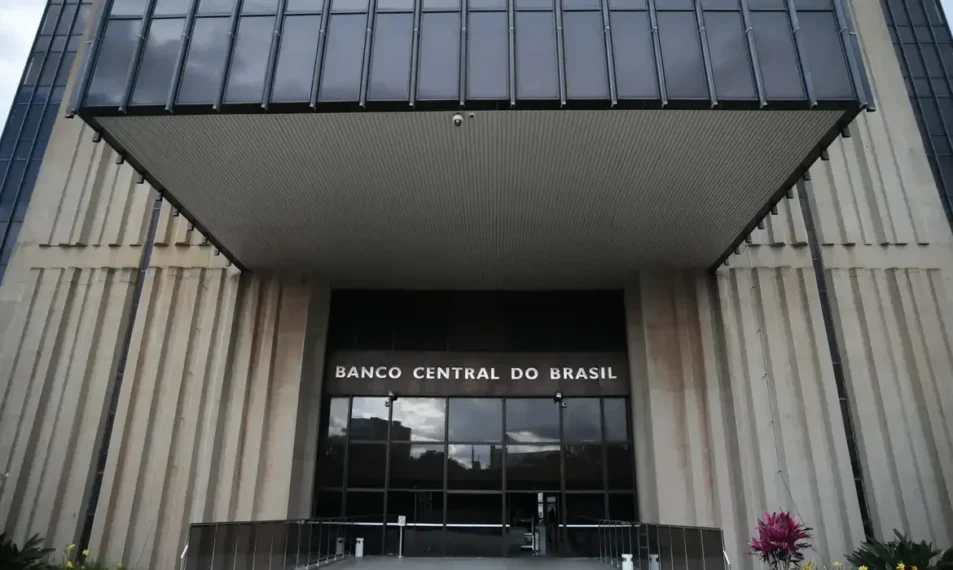 Mercado financeiro eleva projeção do PIB brasileiro para 2,25% em 2025; inflação caiu para 4,4% este ano