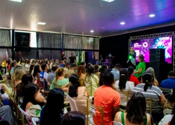 Com palestra magna de Leila Navarro na programação, aula inaugural marca abertura do ano letivo 2026 da rede municipal de Paraíso