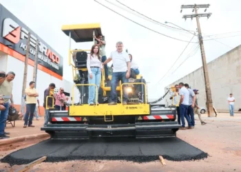 Acompanhado de Dorinha, Eduardo participa do início do recapeamento da Avenida Goiás, no setor Santa Bárbara