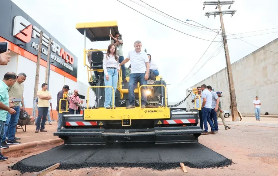 Acompanhado de Dorinha, Eduardo participa do início do recapeamento da Avenida Goiás, no setor Santa Bárbara