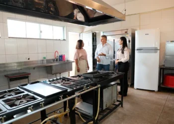 Prefeito vistoria cozinha da ETI Olga Benário e constata necessidade de melhorias: “Garantir a alimentação que nossas crianças merecem”, diz Eduardo