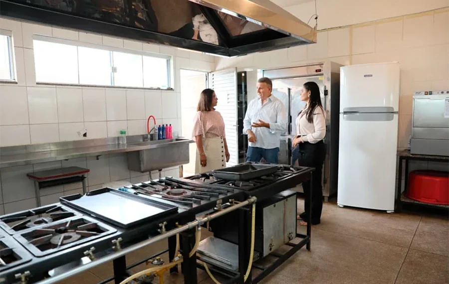 Prefeito vistoria cozinha da ETI Olga Benário e constata necessidade de melhorias: “Garantir a alimentação que nossas crianças merecem”, diz Eduardo