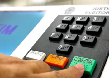 O prazo para o envio de sugestões da sociedade destinadas ao aperfeiçoamento das resoluções que vão orientar as Eleições Gerais de 2026 começou nesta segunda-feira, 19. As contribuições deverão ser encaminhadas até as 23h59 do dia 30 de janeiro, exclusivamente por meio de formulário eletrônico disponibilizado no Portal do Tribunal Superior Eleitoral (TSE). AUDIÊNCIAS PÚBLICAS O TSE realizará, de 3 a 5 de fevereiro, audiências públicas sobre as minutas de resoluções das eleições deste ano. O procedimento e o prazo de envio das contribuições aplicam-se a todas as pessoas físicas e jurídicas interessadas, inclusive a partidos políticos, entidades públicas e privadas, bem como associações profissionais e acadêmicas. PRESENCIAL E VIDEOCONFERÊNCIA As audiências ocorrerão em formato híbrido, com participação presencial e por videoconferência, e serão transmitidas ao vivo pelo canal oficial da Justiça Eleitoral no YouTube e pela TV Justiça. Cada audiência terá duração estimada de até duas horas, podendo esse tempo ser prorrogado, a critério do TSE. INSTRUÇÕES NORMATIVAS A elaboração e a revisão das instruções normativas estão sob a coordenação do vice-presidente da Corte, ministro Nunes Marques, de acordo com a Portaria TSE nº 575/2025. Acesse as minutas das resoluções. Acesse o formulário para o envio de sugestões. CONTEÚDOS E HORÁRIOS Nos dias 3 e 4 de fevereiro, as audiências começam às 10h, e, no dia 5, a abertura está prevista para as 11h. Os encontros são organizados por eixos temáticos. - No dia 3, os debates abordarão pesquisas eleitorais, auditoria e fiscalização, sistemas eleitorais e atos gerais do processo eleitoral; - No dia 4, a pauta será dedicada ao registro de candidaturas, ao Fundo Especial de Financiamento de Campanha (FEFC) e à prestação de contas. - Já no dia 5, serão discutidos assuntos relacionados à propaganda eleitoral, a representações e reclamações, a ilícitos eleitorais, ao transporte especial para eleitores com deficiência ou mobilidade reduzida aos locais de votação e à consolidação das normas voltadas ao cidadão nas eleições. MANIFESTAÇÕES ORAIS No mesmo formulário das sugestões, os interessados poderão solicitar o uso da palavra durante as audiências públicas que vão discutir as normas com a sociedade. Para os pedidos de manifestação oral, o prazo terminará às 23h59 do dia 27 de janeiro. USO DA PALAVRA O uso da palavra nas audiências será concedido a partir de critérios de pertinência temática das contribuições apresentadas e da viabilidade do tempo disponível no evento. Se houver mais de uma inscrição de representantes do mesmo partido político, terá preferência o representante do diretório nacional. As pessoas inscritas serão previamente identificadas e, quando convocadas, poderão se manifestar pelo prazo de três a cinco minutos. MAIS INFORMAÇÕES A relação das inscrições deferidas será divulgada no Portal do TSE em 29 de janeiro de 2026. Confira mais informações em audiências públicas sobre as minutas das resoluções para as Eleições 2026.