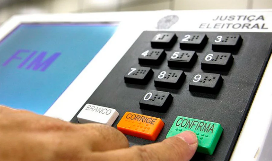 O prazo para o envio de sugestões da sociedade destinadas ao aperfeiçoamento das resoluções que vão orientar as Eleições Gerais de 2026 começou nesta segunda-feira, 19. As contribuições deverão ser encaminhadas até as 23h59 do dia 30 de janeiro, exclusivamente por meio de formulário eletrônico disponibilizado no Portal do Tribunal Superior Eleitoral (TSE). AUDIÊNCIAS PÚBLICAS O TSE realizará, de 3 a 5 de fevereiro, audiências públicas sobre as minutas de resoluções das eleições deste ano. O procedimento e o prazo de envio das contribuições aplicam-se a todas as pessoas físicas e jurídicas interessadas, inclusive a partidos políticos, entidades públicas e privadas, bem como associações profissionais e acadêmicas. PRESENCIAL E VIDEOCONFERÊNCIA As audiências ocorrerão em formato híbrido, com participação presencial e por videoconferência, e serão transmitidas ao vivo pelo canal oficial da Justiça Eleitoral no YouTube e pela TV Justiça. Cada audiência terá duração estimada de até duas horas, podendo esse tempo ser prorrogado, a critério do TSE. INSTRUÇÕES NORMATIVAS A elaboração e a revisão das instruções normativas estão sob a coordenação do vice-presidente da Corte, ministro Nunes Marques, de acordo com a Portaria TSE nº 575/2025. Acesse as minutas das resoluções. Acesse o formulário para o envio de sugestões. CONTEÚDOS E HORÁRIOS Nos dias 3 e 4 de fevereiro, as audiências começam às 10h, e, no dia 5, a abertura está prevista para as 11h. Os encontros são organizados por eixos temáticos. - No dia 3, os debates abordarão pesquisas eleitorais, auditoria e fiscalização, sistemas eleitorais e atos gerais do processo eleitoral; - No dia 4, a pauta será dedicada ao registro de candidaturas, ao Fundo Especial de Financiamento de Campanha (FEFC) e à prestação de contas. - Já no dia 5, serão discutidos assuntos relacionados à propaganda eleitoral, a representações e reclamações, a ilícitos eleitorais, ao transporte especial para eleitores com deficiência ou mobilidade reduzida aos locais de votação e à consolidação das normas voltadas ao cidadão nas eleições. MANIFESTAÇÕES ORAIS No mesmo formulário das sugestões, os interessados poderão solicitar o uso da palavra durante as audiências públicas que vão discutir as normas com a sociedade. Para os pedidos de manifestação oral, o prazo terminará às 23h59 do dia 27 de janeiro. USO DA PALAVRA O uso da palavra nas audiências será concedido a partir de critérios de pertinência temática das contribuições apresentadas e da viabilidade do tempo disponível no evento. Se houver mais de uma inscrição de representantes do mesmo partido político, terá preferência o representante do diretório nacional. As pessoas inscritas serão previamente identificadas e, quando convocadas, poderão se manifestar pelo prazo de três a cinco minutos. MAIS INFORMAÇÕES A relação das inscrições deferidas será divulgada no Portal do TSE em 29 de janeiro de 2026. Confira mais informações em audiências públicas sobre as minutas das resoluções para as Eleições 2026.