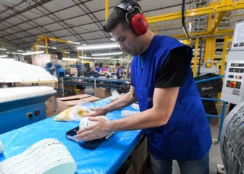 Pesquisa da Fieto aponta queda na produção industrial no Estado; investimentos e empregos também recuaram