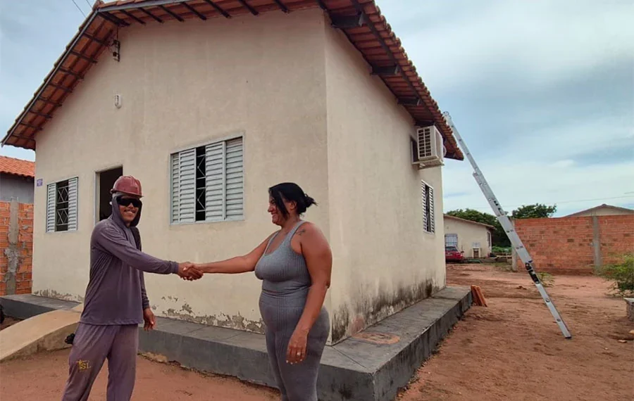 Mais de 160 residências no Jardim Taquari devem ser restauradas com novas telhas até esta sexta-feira, diz Prefeitura