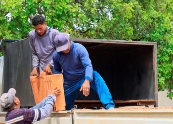 Prefeitura disponibiliza mais de três mil telhas para casas atingidas pelo vendaval no Jardim Taquari: “Responsabilidade social com todas essas pessoas”