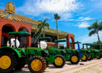 Com investimento de R$ 1,2 milhão, governo entrega tratores para escolas agrícolas e fortalece a prática de mais de 1,3 mil estudantes