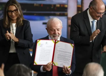 Lula veta redução de penas de golpistas do 8/1 que beneficiaria Bolsonaro