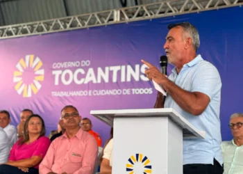 Na entrega de reformas de escolas em Barrolândia, Amélio Cayres defende papel do parlamentar: “O deputado é funcionário do povo”