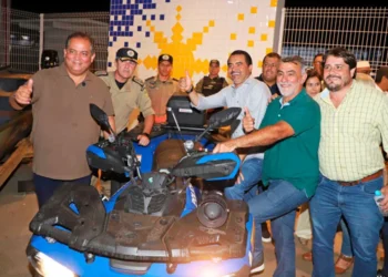 Governador entrega equipamentos à PM, anuncia R$ 18 milhões para recuperação de rodovia e assina OS para reforma de escola