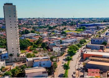 Carnês do IPTU 2026 começam a ser entregues nas residências de Araguaína; pagamento à vista garante até 40% de desconto