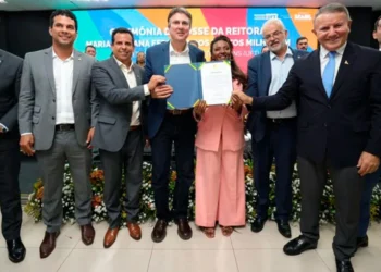 Ministro da Educação, Camilo Santana, empossa a reitora Maria Santana em solenidade na sede da UFT em Palmas