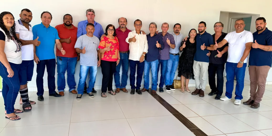 Sandoval Cardoso soma apoio de vice, ex-prefeita e cinco vereadores de Araguaçu